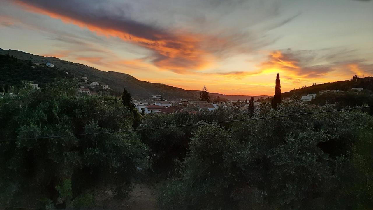 Villa Petrino - Central Flat Location Within Kassiopi. Sleeps 8 Екстериор снимка